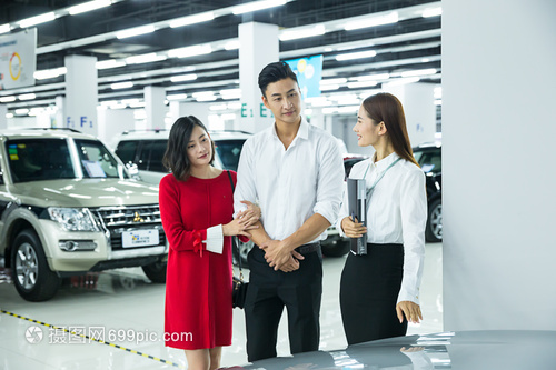 销售人员给夫妻介绍车型