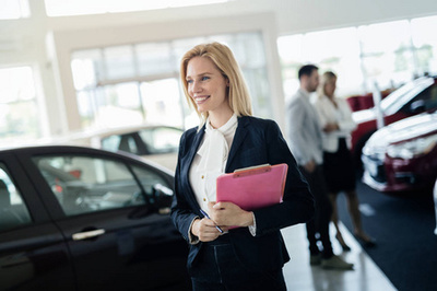 快乐宝贝女孩的新车体验 汽车销售中的技术与人文融合